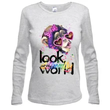 Женский лонгслив с обезьяной "Look at the world differentty"
