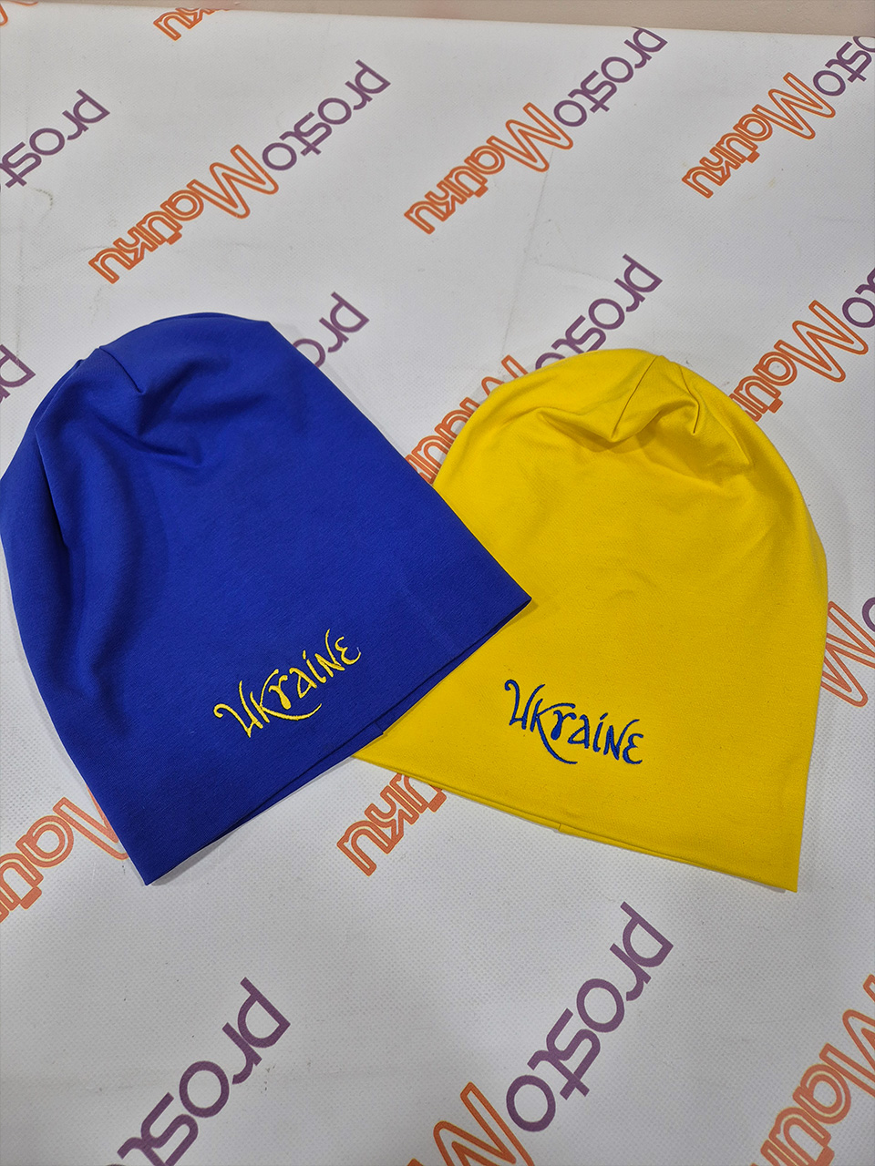 Хлопковая шапка с маленькой надписью Ukraine на груди Хлопковая шапка с маленькой надписью Ukraine на груди