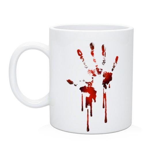 Чашка с отпечатком руки в крови