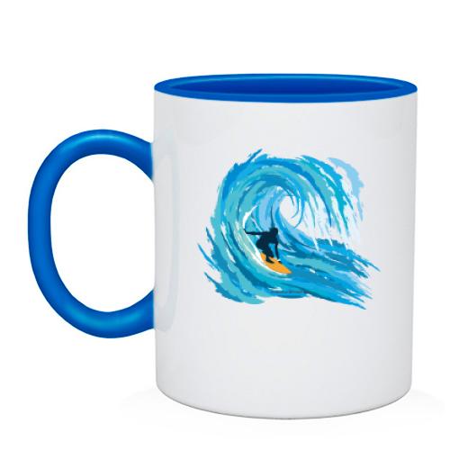 Чашка з серфінгістом під хвилею