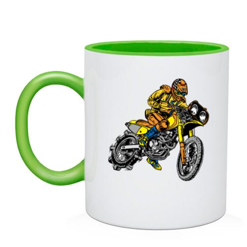 Чашка з мотоциклістом в жовтому