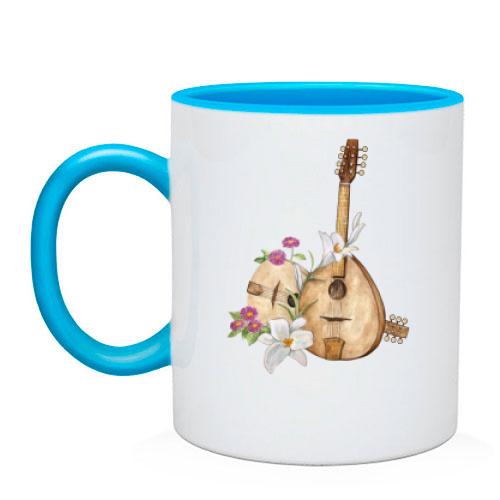 Чашка с мандолиной и цветами