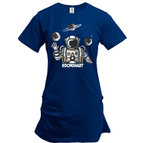 Подовжена футболка с космонавтом и планетами
