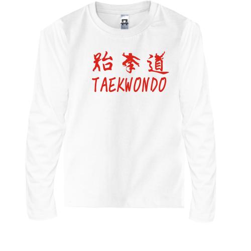 Детская футболка с длинным рукавом с красной надписью taekwondo