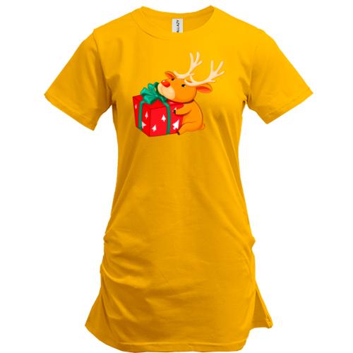 Подовжена футболка з оленям і подарунком