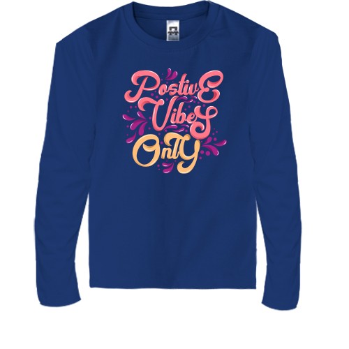 Детский лонгслив с яркой каллиграфической надписью «Positive Vibes Only» и декоративными каплями