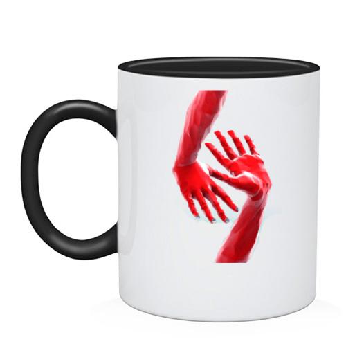 Чашка с красными руками