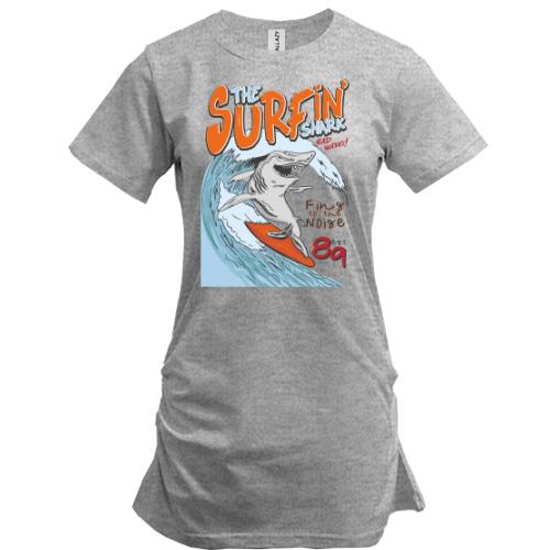 Подовжена футболка с акулой на волне