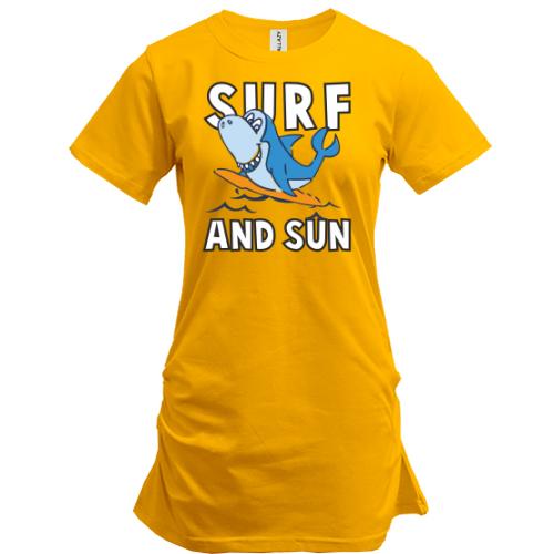 Подовжена футболка з акулою серфінгістів і написом 