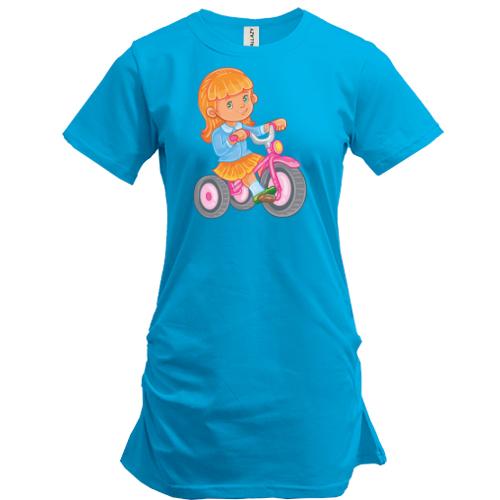 Подовжена футболка з дівчинкою на велосипеді