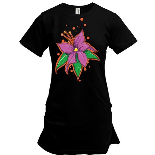 Подовжена футболка з фіолетовим квіткою метеликом