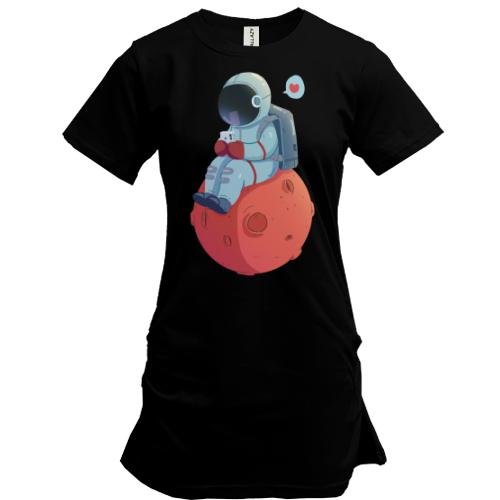 Подовжена футболка Космонавт закохався