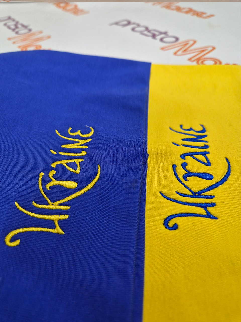 Хлопковая шапка с маленькой надписью Ukraine на груди Хлопковая шапка с маленькой надписью Ukraine на груди