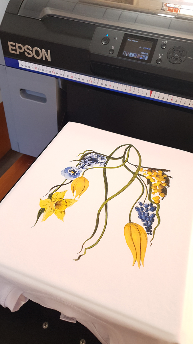 Комбинированный детский лонгслив с гербом Украины из акварельных цветов Комбинированный детский лонгслив с гербом Украины из акварельных цветов