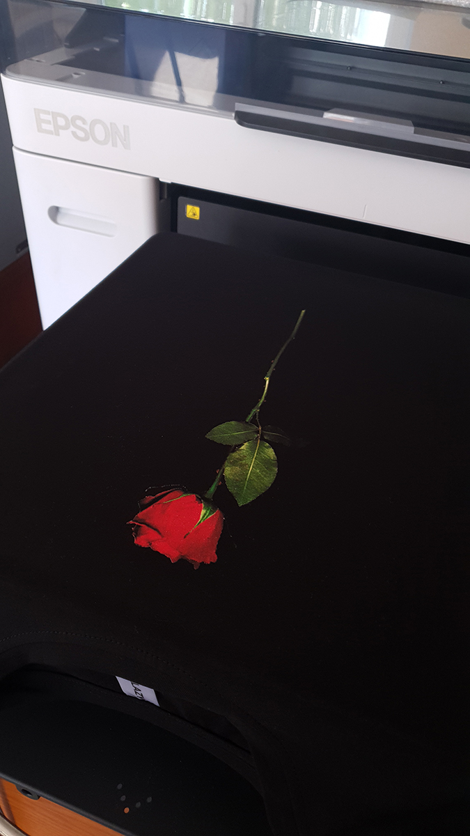 Женская футболка с Розой Женская футболка с Розой