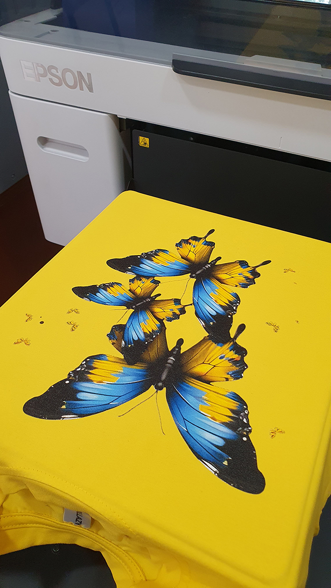 Мужской лонгслив с желто-синими бабочками Мужской лонгслив с желто-синими бабочками