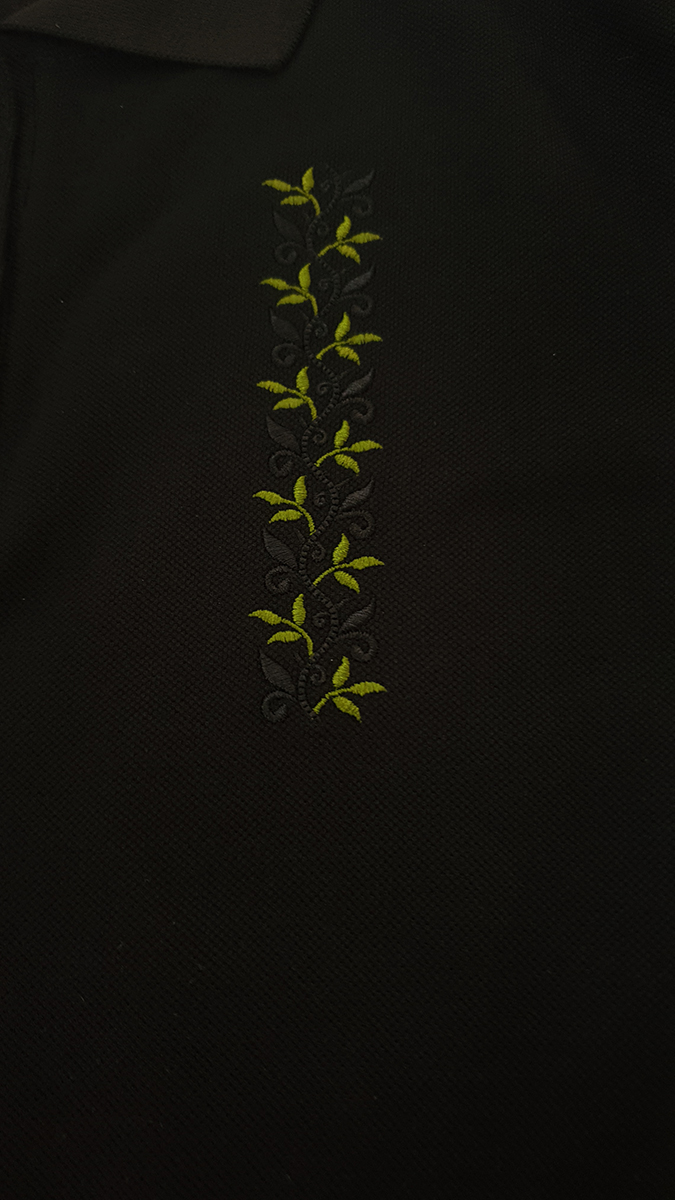 Мужская футболка-поло с черно-оливковым узором-цветами Мужская футболка-поло с черно-оливковым узором-цветами