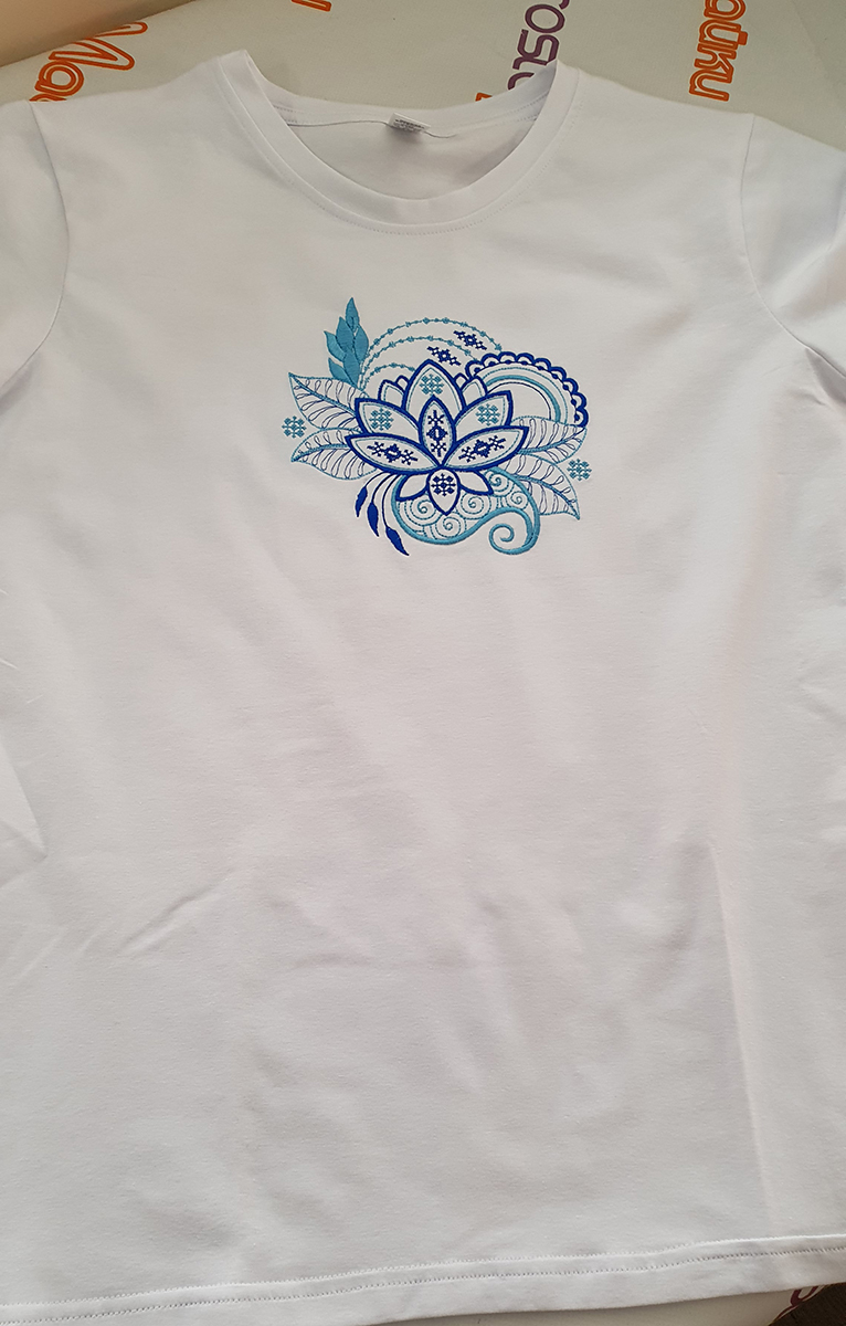 Лонгслив с цветочной мандалой Лонгслив с цветочной мандалой