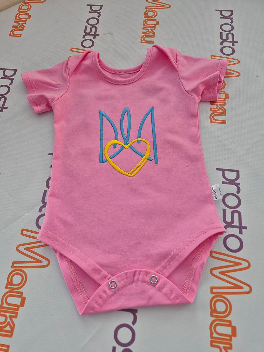 Дитячий боді з вишитим стилізованим тризубом із серцем Дитячий боді з вишитим стилізованим тризубом із серцем