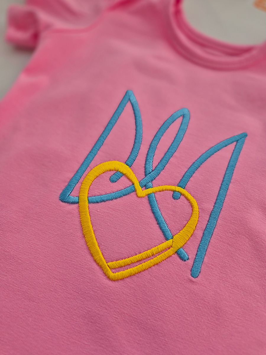 Дитячий боді з вишитим стилізованим тризубом із серцем Дитячий боді з вишитим стилізованим тризубом із серцем