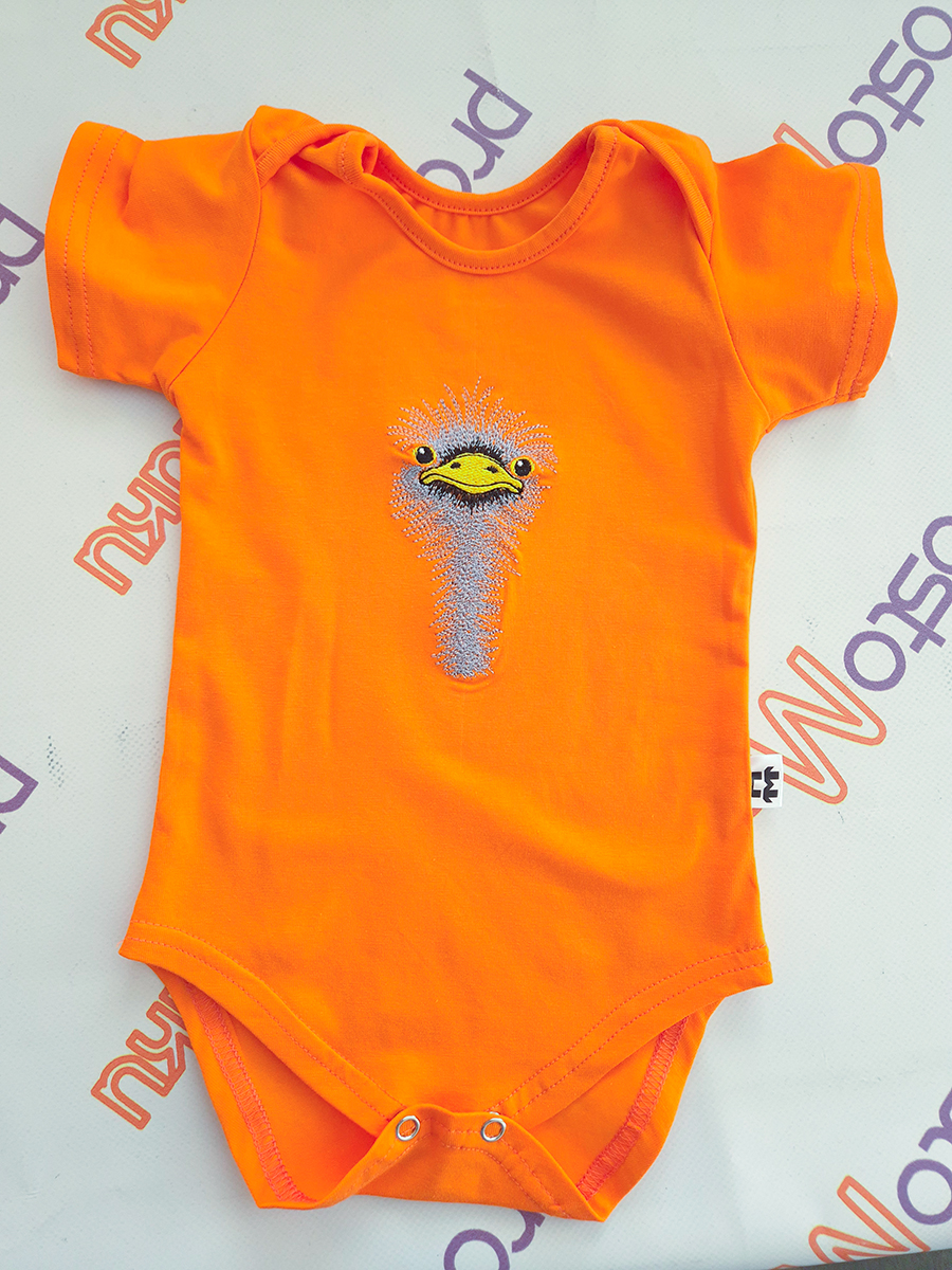 Детское боди с вышитым страусенком Детское боди с вышитым страусенком