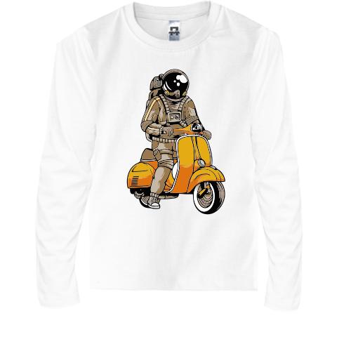 Детский лонгслив Космонавт на скутере