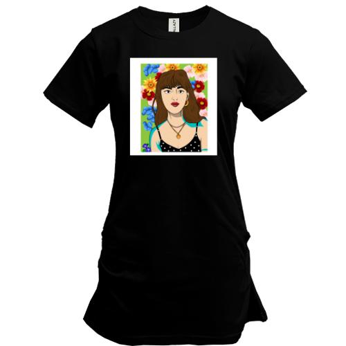Удлиненная футболка Brown-haired woman in flowers