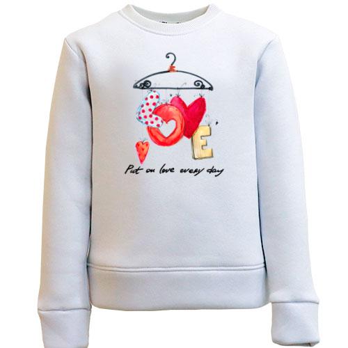 Детский свитшот Put on love every day