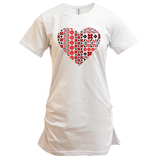 Подовжена футболка з малюнком у стилі вишиванки у вигляді серця