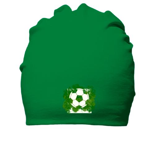 Хлопковая шапка с футбольным мячом на фоне зелени