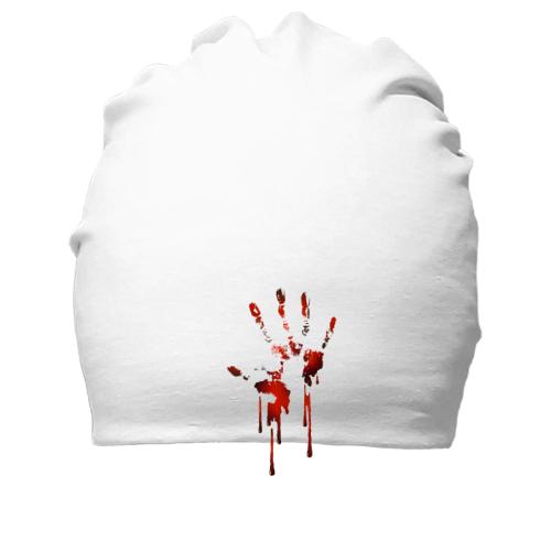 Хлопковая шапка с отпечатком руки в крови