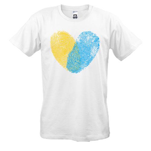 Футболка жовто-синіми відбитками у вигляді серця