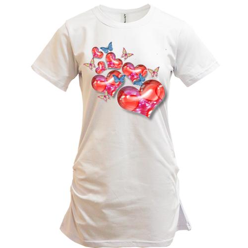 Подовжена футболка з сердечками і метеликами