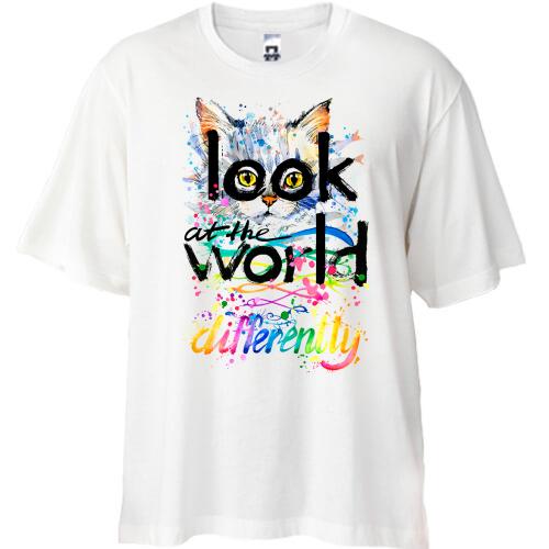 Футболка Oversize з кошеням Look at the world differently