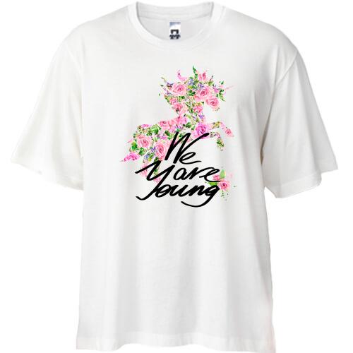 Футболка Oversize з квітковим конем We are young