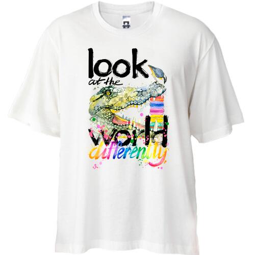 Футболка Oversize Look at the world differently с крокодилом