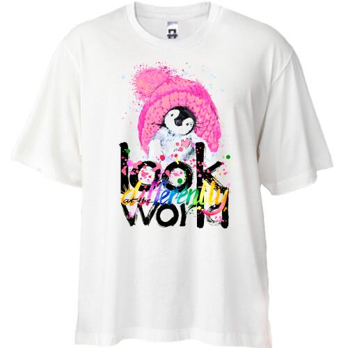 Футболка Oversize Look at the world differently с пингвином