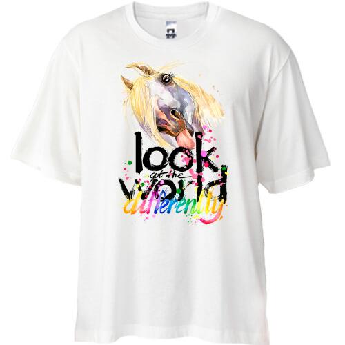 Футболка Oversize Look at the world differently с лошадью