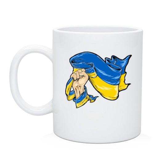 Чашка з прапор України в руці