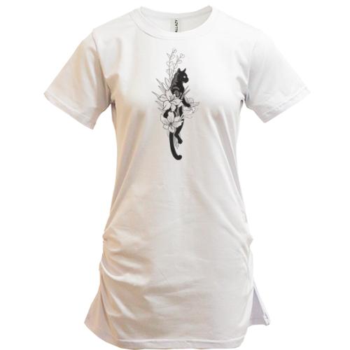 Подовжена футболка з вишитим котом у чорно-білих квітах