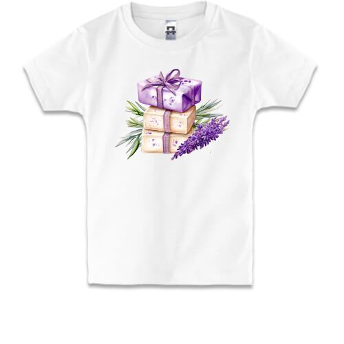 Дитяча футболка з лавандовими подарунками