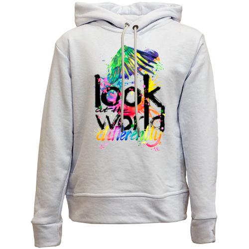 Детский худи без флиса Look at the world differently с попугаем