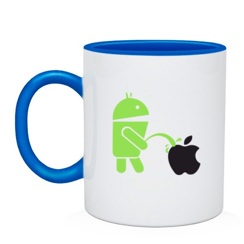 Чашка с рисунком, где робот Android писает на логотип Apple