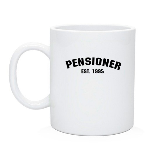Чашка с надписью «PENSIONER EST. 1995» в университетском стиле