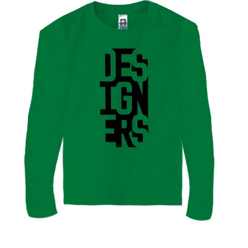 Дитячий лонгслів з оригінальним написом «DESIGNERS» у три рядки, виконаним у стилі негативного простору