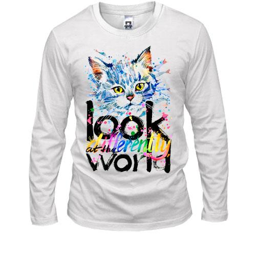 Лонгслив с котенком Look differently at the world