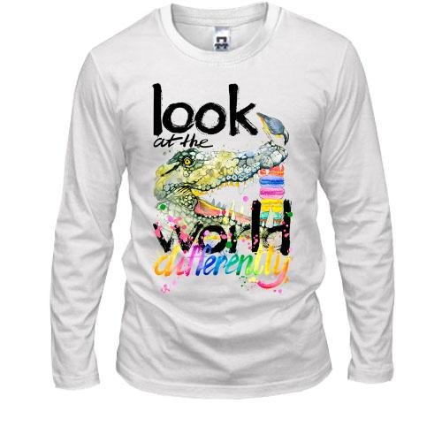 Лонгслив Look at the world differently с крокодилом