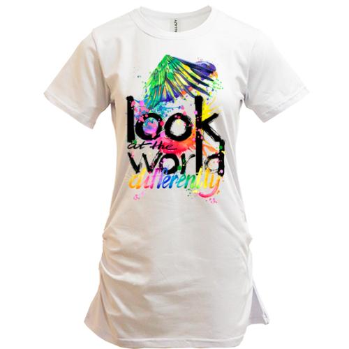 Подовжена футболка Look at the world differently з папугою