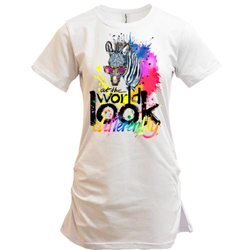 Подовжена футболка Look at the world differently з зеброю