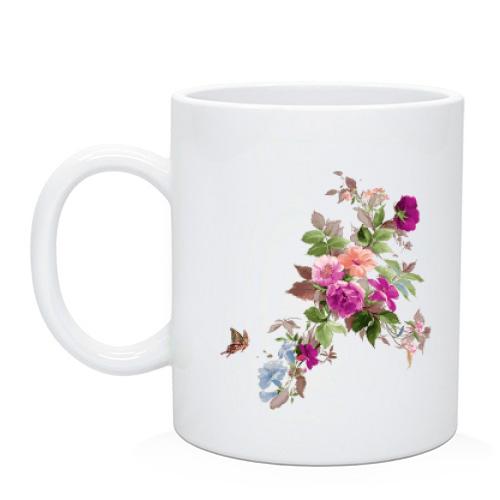 Чашка з квітами і метеликом